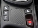アドバンスト パーク付きです。カメラやソナーによって、周囲を監視しながら駐車を支援。障害物を検知した場合には警報を鳴らし、ブレーキ制御を行うことで接触回避を支援します。