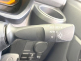 【オートライト】周りの明るさに応じて自動でヘッドライトの点灯・消灯ができる機能です!ライトの付け忘れ・消し忘れなどが無くなり、雨の日や夕方の走行も安心!トンネル通過時も便利ですね♪