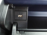 USBポートはスマートフォンの充電などにご利用いただけます♪