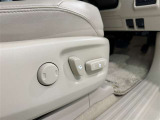 スイッチ一つでシート調整可能な電動パワーシートです。 細かい調整ができるので、何時でも思い通りのポジションが取れますね。