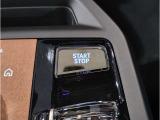 【スタートボタン】リモコンキーを持っているだけで起動可能なスタートボタン。オートスタート/ストップ機能も装備しており燃料消費量の軽減に貢献します。