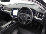 インストルメントパネルは僅かに運転席側へと傾けられているほか、余計なスイッチ類を可能な限り排し、運転に集中しやすい環境を造り出しています。