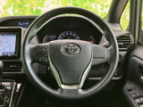 握り心地の良いステアリングで、長距離運転でも疲れにくい設計です。操作も軽く、快適なドライビングをサポートします。