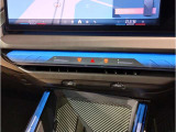 【ⅰドライブナビゲーション】文字情報も鮮明に表示する高解像度カラーディスプレイを採用。視認性に優れた地図デザインと特徴的な建造物を目印にした描写表示で現在位置を把握できます。地図データの更新も可能です