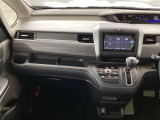 助手席インパネトレーは、軽食やスマホ、小物をサッと置ける便利なスペース。手元に置いておきたい物を気軽に置けて、日常の中でしっかり活躍してくれます。