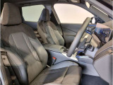 【コックピットシート】BMW車の主役席。車体中央にくる様に配置し車両重心とが一致する事でドライバーと車との一体感あるドライビングを実現。人間工学に基づき形成した形状が長時間のドライブ疲労も軽減します!