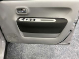 【運転席ドア】収納ポケットがあります。