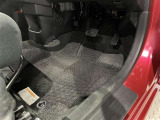内装工程では、中古車を気持ちよくお乗りいただけるよう清掃しております。