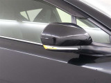 <電動格納式ドアミラー>クルマの運転席側にあるスイッチを操作することで、車体と平行に折りたたむことができるドアミラーです。 手動での操作は不要になっているため幅の狭い駐車スペースに駐車する際に便利です