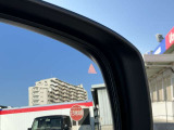 斜め後方から接近する車両を感知します。