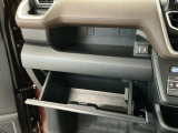 【収納部】パッと手に取りたい小物の置き場に便利。その他、沢山の収納部がございます。