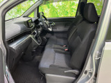 シンプルで機能的な内装が特徴。使いやすい操作系が配置され、運転中の負担を軽減します。洗練されたデザインが、空間を上品に演出します。