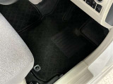 足元周り、フロアマットも、しっかり洗浄しております。
