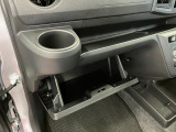 グローブボックスなどの多彩で便利な収納が設けられています