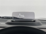 【ヘッドアップディスプレイ】運転支援システムの作動状況やナビゲーションの案内表示など、クルマや走行に関するさまざまな情報をダッシュボード上のアクリル板に表示できます。(表示内容は車種により異なります)
