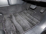 内装工程では、中古車を気持ちよくお乗りいただけるよう清掃しております。シートの洗浄はもちろん、ニオイの元となるフロアカーペットまで洗浄・消臭を実施。