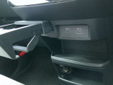 USB電源&タイプC電源&12Vシガーソケットが運転席&助手席前にございます♪スマホ等の充電にご使用くださいませ♪