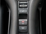 電子制御パーキングブレーキ搭載で指一本で簡単に操作することができます。さらに停車中に、ブレーキペダルを踏み続けなくても、自動的にブレーキを保持する機能である、オートマチックブレーキホールド付きです。