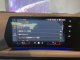 【ナビ純正】ワイドコントールディスプレイは、画面内に多数の情報を表示する事が可能です。センターコンソールiDriveコントローラー操作だけでなく、タッチパネルでの操作も可能となっております。