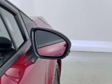 【ブラインドスポットモニター】車線変更時などに死角となる斜め後ろの車を検知できます。