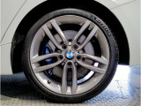 【BMWアロイホイル】軽量かつ強度に拘ったアロイホイル。走行性能ポテンシャルを引き出す設計。車の足元を引き締めてくれる大きなポイントはアロイホイルです。