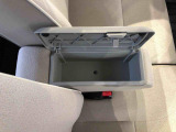 センターアームレスト付きで運転中も腕が楽々!