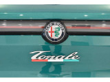 アルファロメオの伝統的なエンブレムと車名