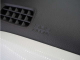 ◆助手席エアバッグ◆SRSエアバッグは、シートベルトだけでは防ぎきれない衝突時の衝撃から乗員を守るための安全装置。衝突時に瞬時に膨らみ、頭部や胸部がダッシュボードに直接衝突するのを防ぎます。