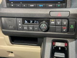 操作性の良いエアコンパネル。運転席シートヒーターで寒い冬も快適ドライブ。