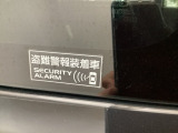 【セキュリティアラーム】車両の盗難や不正侵入を防止するための警告装置が付いています。警告音やハザードランプの点滅で周囲に異常を知らせてくれます