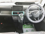 視野移動が少なく、運転に必要な機能をまとめ使いやすさのある運転席まわりです。