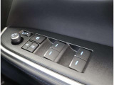運転手が全窓の開閉をボタンで可能です。