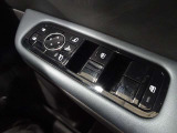 パワーウインドウスイッチ★電動格納機能付きで運転席からドアミラーの角度が調整可能です。電動格納機能付きです♪