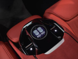 独立した4つのシートを備えており、ドライバーだけでなく同乗者すべてにスポーツカーのダイナミズムと快適性を提供します。