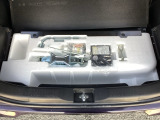 ラゲッジボード下に車載工具があります。