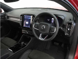 インストルメントパネルは僅かに運転席側へと傾けられているほか、余計なスイッチ類を可能な限り排し、運転に集中しやすい環境を造り出しています。