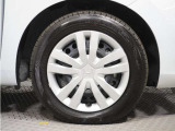 ◆純正ホイール装着車◆シンプルなデザインのホイールキャップ付きです。