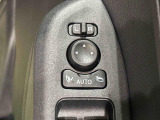 キーフリー連動で施錠時に格納します。降車の直前まで後方確認ができ、閉じ忘れも防げます。