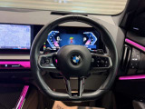 BMWのステアリングはドライバーと車体が一体感に感じれるような操作性を実現しております。また、握りやすさや操作性を向上するためにスイッチ類も配置されております。
