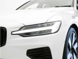 ひときわ印象的なT字型のLEDヘッドライトは、新世代のボルボを象徴するユニークなアイコンとなっています。LEDデイタイム・ランニング・ライトやポジションライト、ウインカーの役割も果たします。