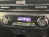 【オートエアコン】一度お好みの温度に設定すれば、車内の温度を検知し風量や温度を自動で調整。暑い&hellip;寒い&hellip;と何度もスイッチ操作をする必要はありません。快適な車内空間には必須の機能ですね♪