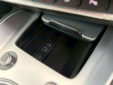 USBタイプA2口と音声の外部入力端子があります。スマートフォンや音楽再生機器をつないでドライブを楽しんでください。