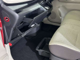 グローブボックス周り 運転席から中に収納した物をすぐに取り出せて便利です。