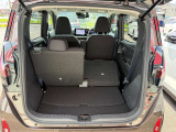 リアシートは片方ずつ倒していただくことも可能です。荷物の量や乗車人数などシーンに合わせて自由自在に楽しんでいただけますよ!