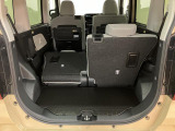 リヤシートを片側倒すと長いお荷物の収納も可能です。