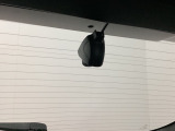 後方にもドライブレコーダーのカメラが付いています。前後両方でお車の周りを監視・記録いたします。