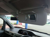 運転席サンバイザーにはバニティーミラーが付いてます☆