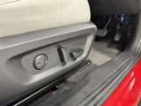 パワーシート搭載。微妙な調整が手軽にでき、ピッタリのポジションで運転することが可能です。
