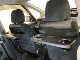運転席・助手席の背もたれには、2列目シート用にカップホルダー付きの「格納式のシートバックテーブル」を装備しています。休憩時のちょっとした時間などカップを置いたり、小物置きに使えて便利です。