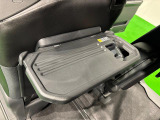 飲み物や食べ物を気軽に置ける格納式シートバックテーブルを、運転席と助手席の背もたれにご用意。車内の休憩も快適です!